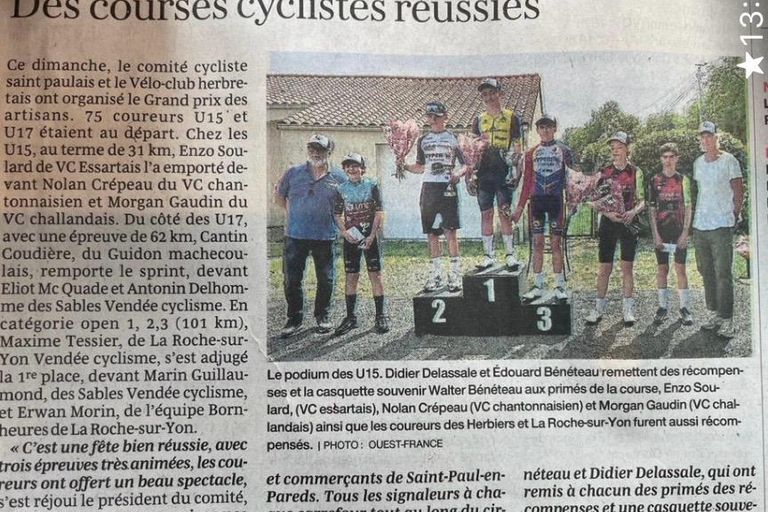 Le podium des U15 du Grand prix des artisans à Saint-Paul-en-Pareds, récompensé par l’AWB