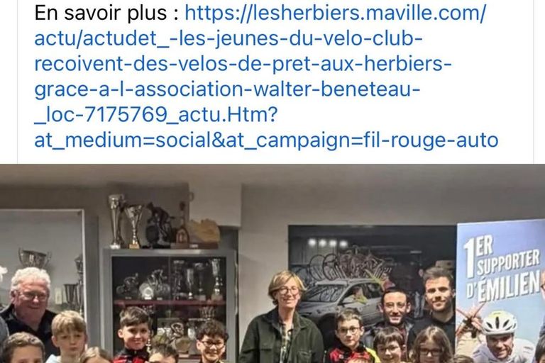 Les jeunes du Vélo-club herbretais avec les vélos de prêt offerts par l’Association Walter Bénéteau