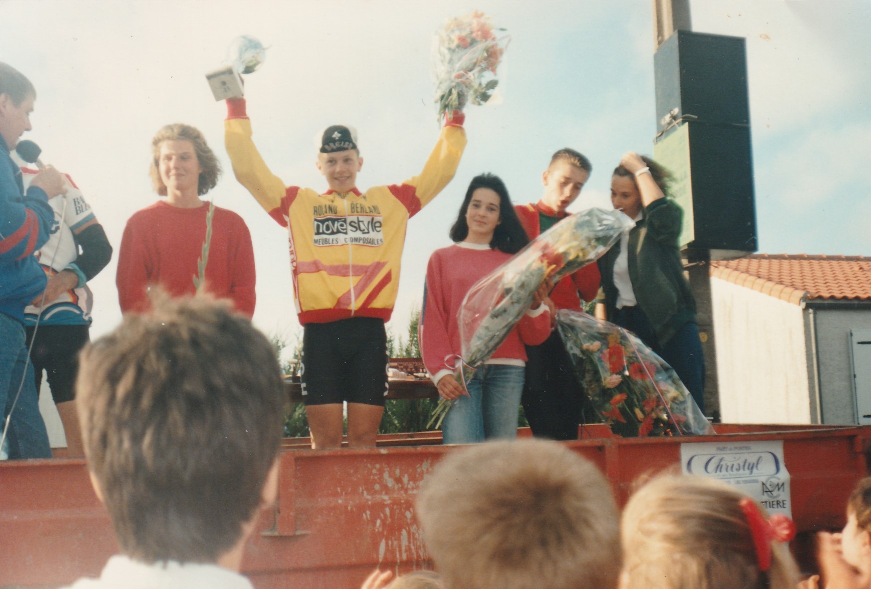Walter Bénéteau lève son trophée sur un podium de course
