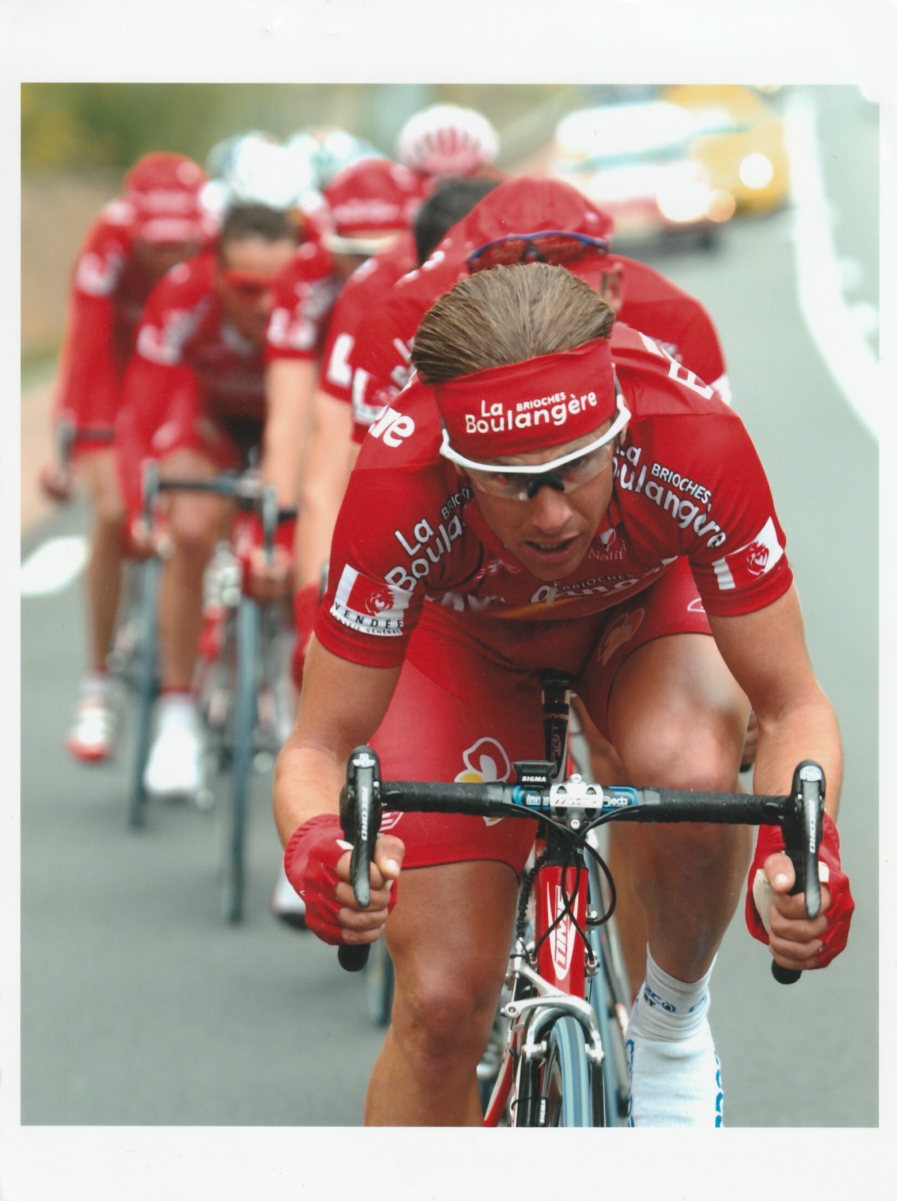 Walter Bénéteau en tête de file du peloton, maillot rouge Brioches La Boulangère