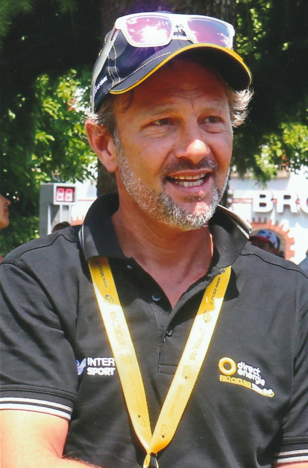Walter Bénéteau souriant, lunettes sur la casquette, au bord d’une course