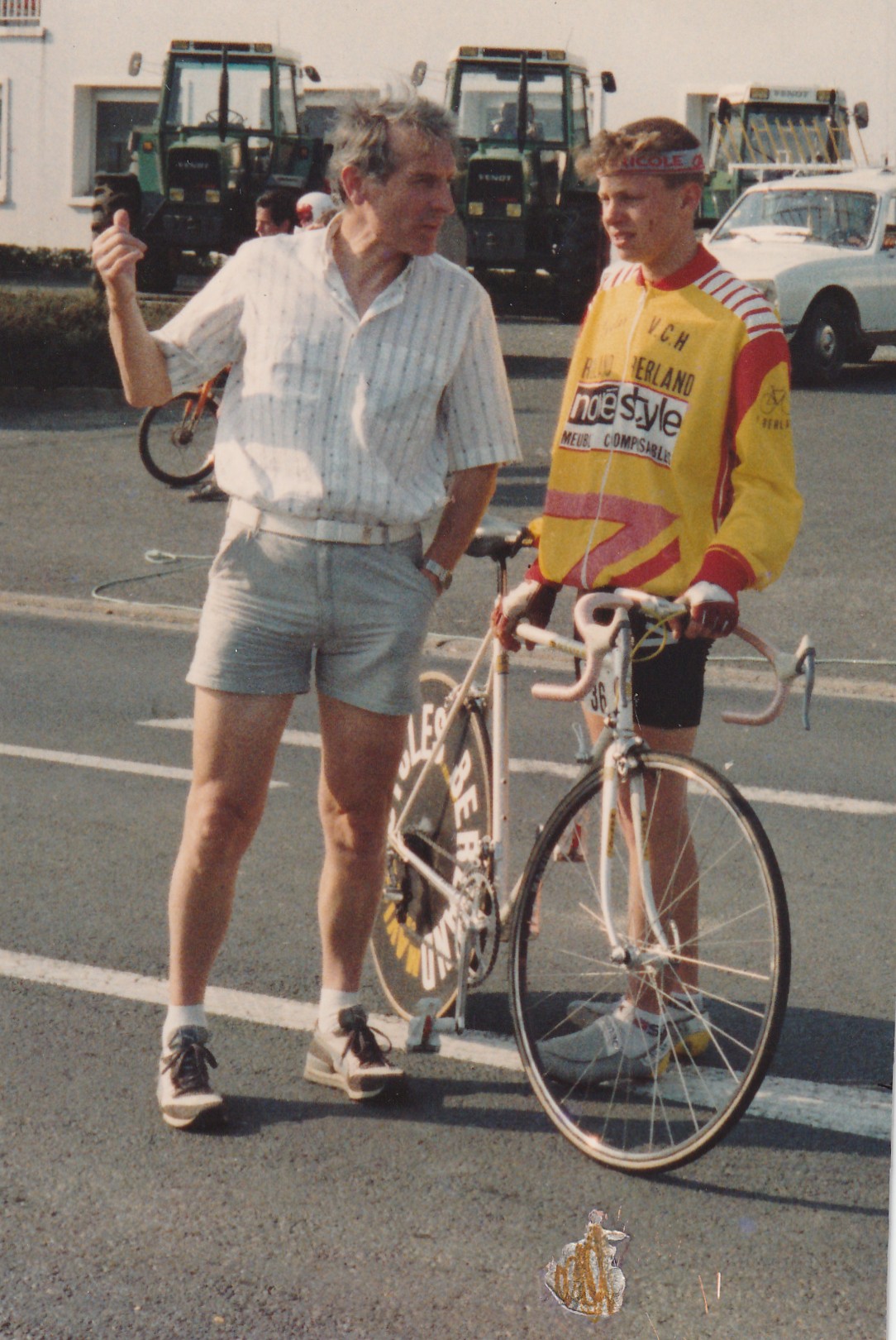 Walter Bénéteau adolescent en tenue du Vélo-Club Herbretais, à côté de son vélo