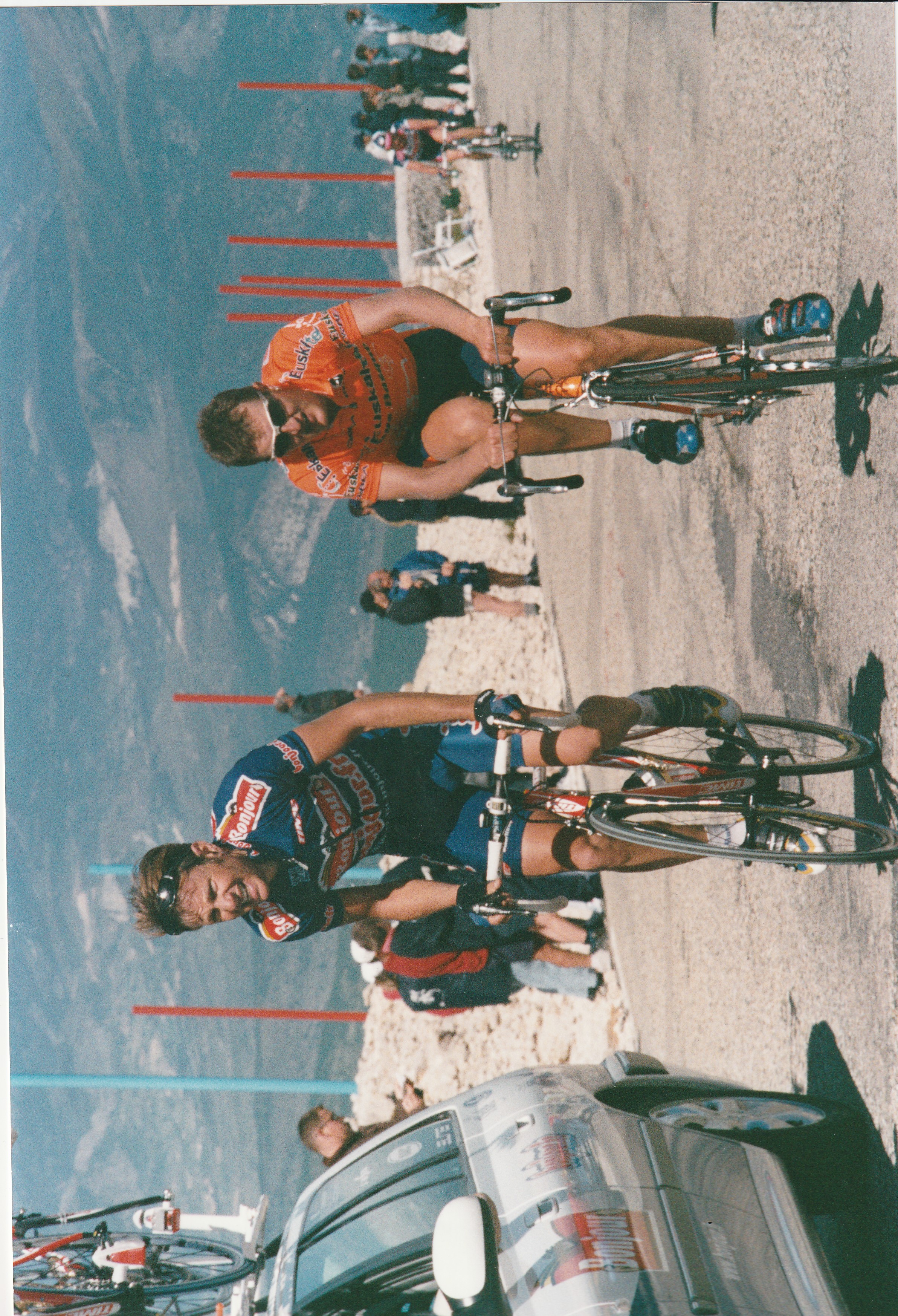 Walter Bénéteau en plein effort dans la montagne sous le maillot Bonjour