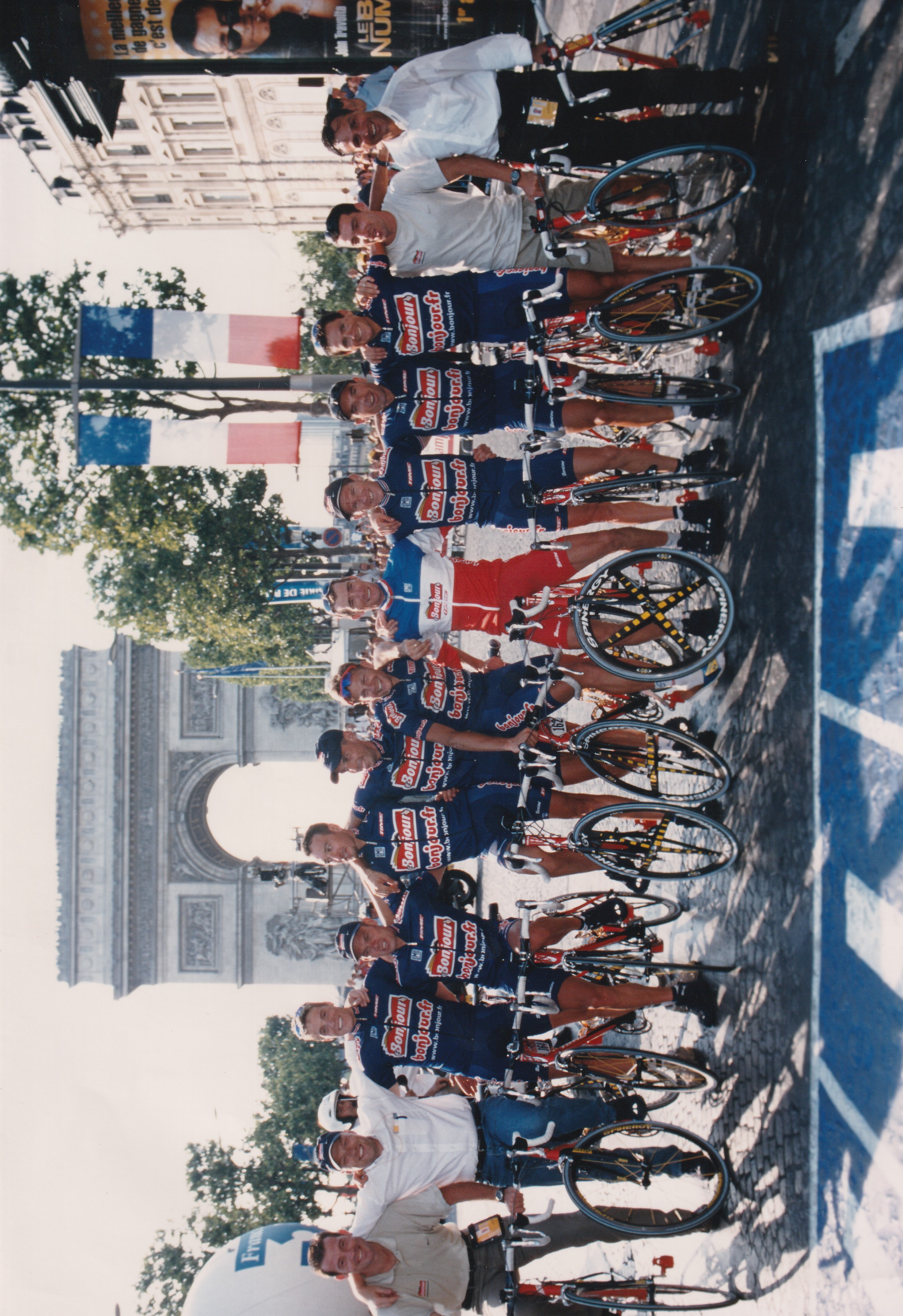 L'équipe Bonjour posant devant l'Arc de Triomphe à l'arrivée du Tour de France