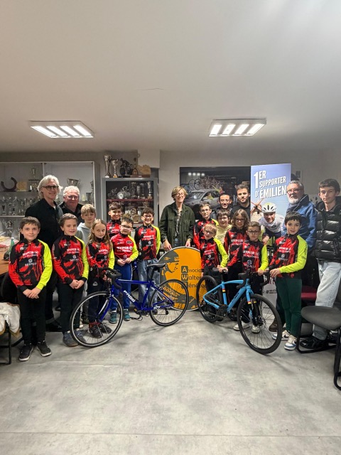 Jeunes du Vélo-Club Herbretais avec les vélos de prêt et le panneau AWB