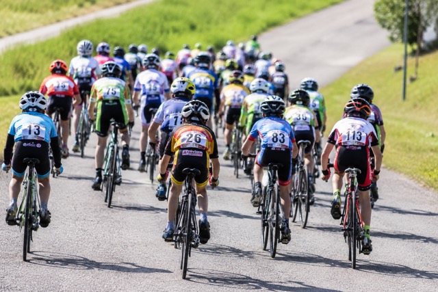 Jeunes cyclistes du Vélo-Club Herbretais en peloton lors d’une course