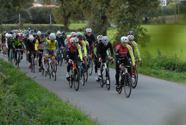 Peloton de la Randonnée Walter Bénéteau dans le bocage vendéen